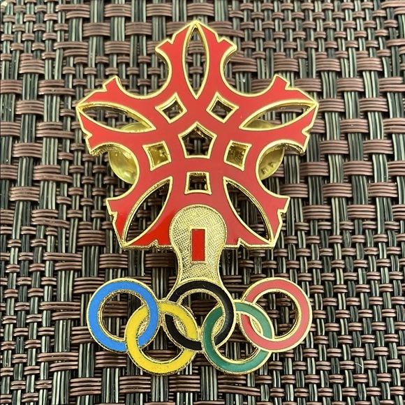 1988 Calgary Olympic Oversized Cut Out Pin - Picture 1 of 4